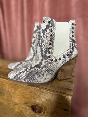 Like new! Dingo Boots Ladies DI 118 5" STAY SASSY Natural snakeskin